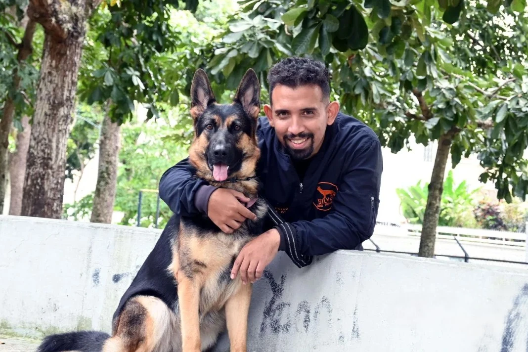 Entrenador Yonathan Pérez con un perro
