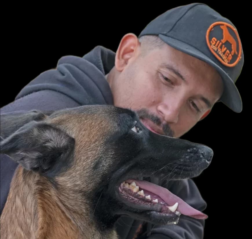 Yonathan Pérez con su pastor belga malinois
